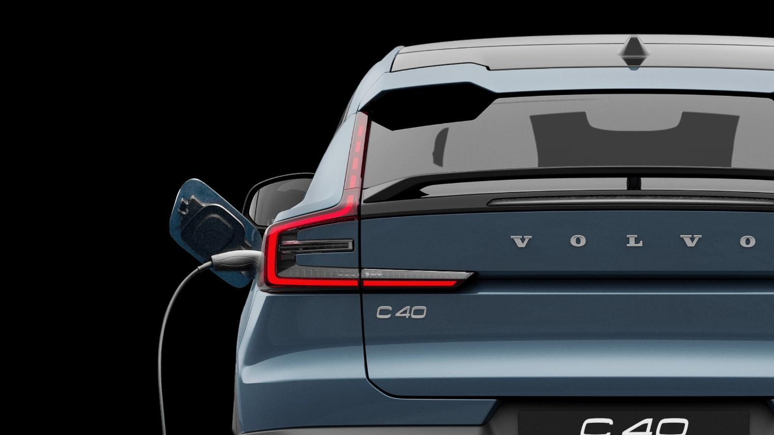 Volvo C40 Recharge 100% elétrico em Fjord Blue parado e carregando