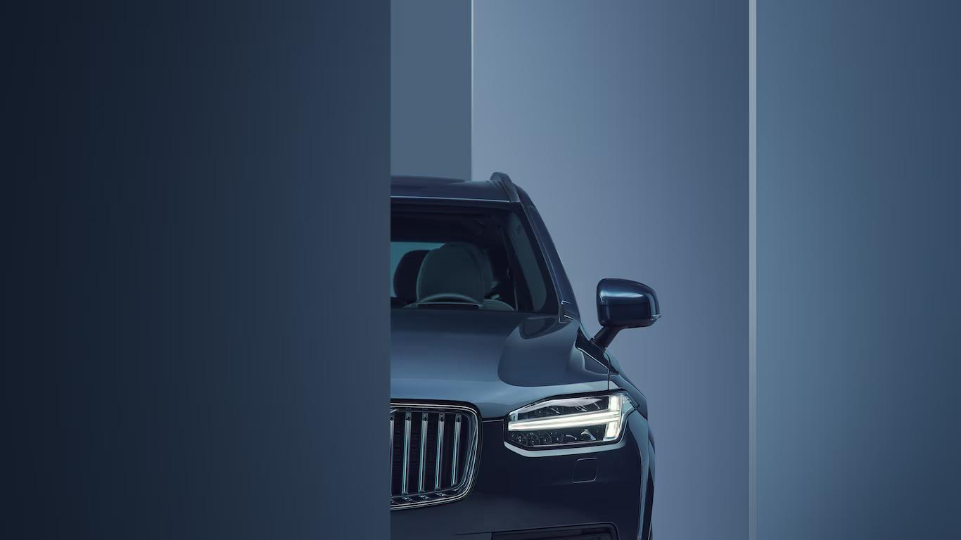 Detalhe de design dos faróis do Volvo XC90 Recharge plug-in hybrid.